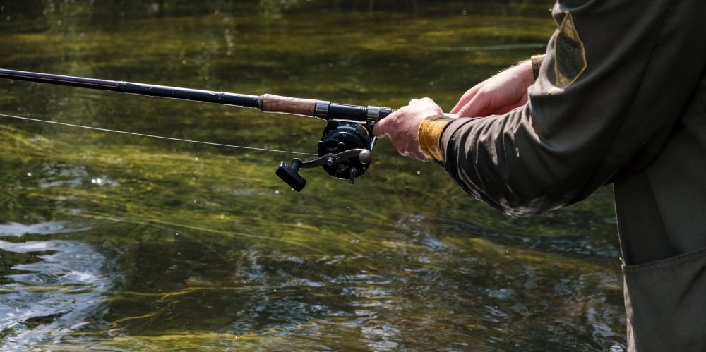 holding-fishing-rod holding-fishing-rod